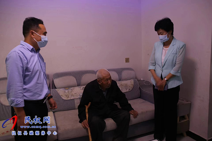 縣人大常委會(huì)主任周燕走訪慰問(wèn)百歲老人