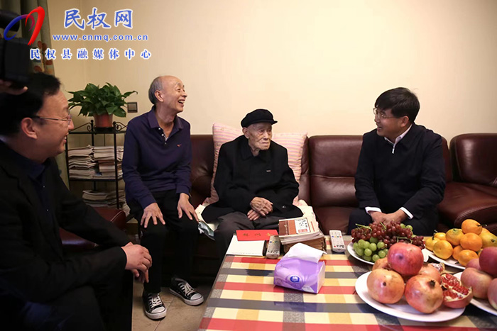 縣委書記張團結慰問敬老院和百歲老人