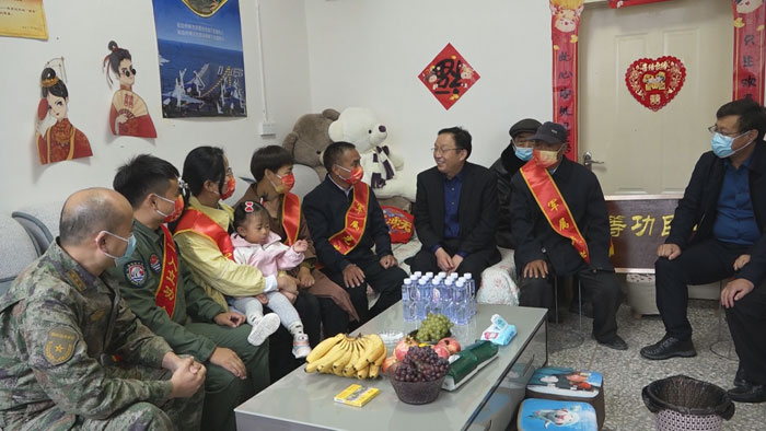 縣領(lǐng)導(dǎo)慰問(wèn)榮立二等功現(xiàn)役軍人劉穩(wěn)
