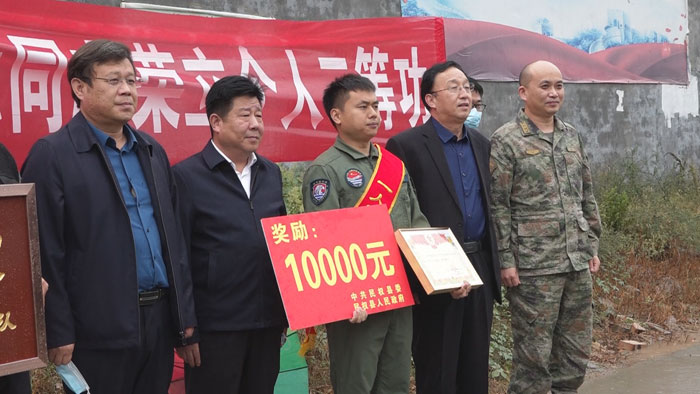 縣領(lǐng)導(dǎo)慰問(wèn)榮立二等功現(xiàn)役軍人劉穩(wěn)
