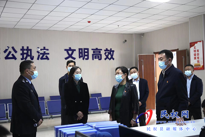 縣委副書記、縣長(zhǎng)王靜嫻調(diào)研人社工作