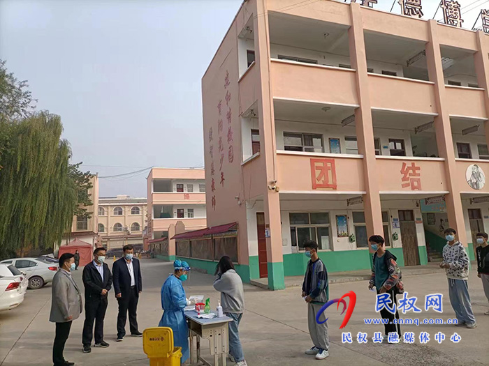 縣委常委、宣傳部長、副縣長畢道喜到王橋鎮(zhèn)督導(dǎo)核酸檢測和返鄉(xiāng)人員排查管控情況