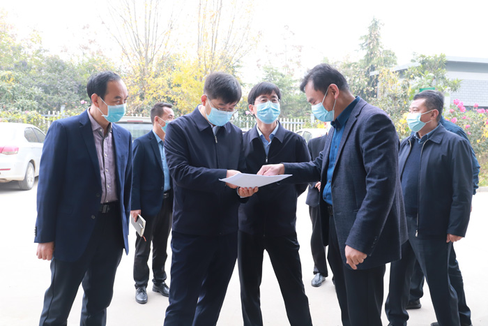 縣委書記張團(tuán)結(jié)深入部分企業(yè)開展“企業(yè)服務(wù)日”活動(dòng)