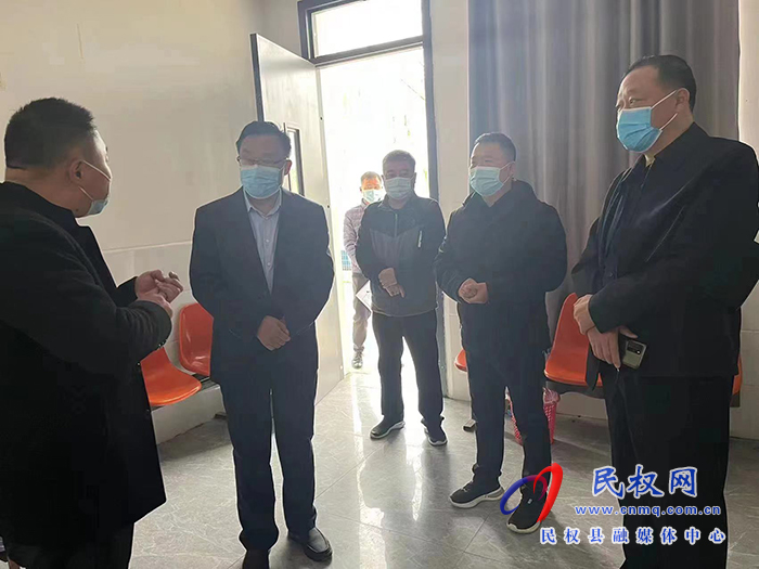 縣委常委、宣傳部長(zhǎng)、副縣長(zhǎng)畢道喜調(diào)研學(xué)校全封閉管理工作