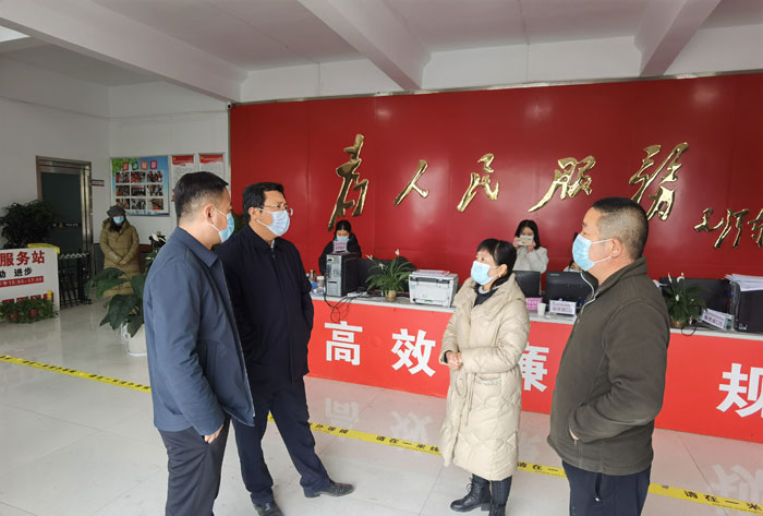 縣領(lǐng)導(dǎo)李君調(diào)研督導(dǎo)重點(diǎn)項(xiàng)目建設(shè)和疫情防控工作并看望慰問一線防疫人員