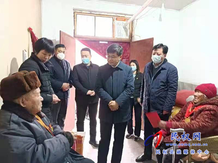 市人大常委會副主任、縣委書記張團結看望慰問困難老黨員