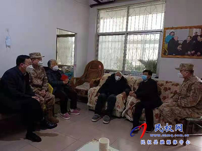 市人大常委會(huì)副主任、縣委書記張團(tuán)結(jié)看望慰問抗戰(zhàn)老兵