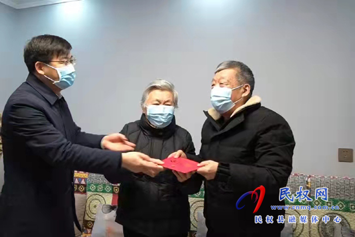 市人大常委會(huì)副主任、縣委書(shū)記張團(tuán)結(jié)看望慰問(wèn)“三屬人員”