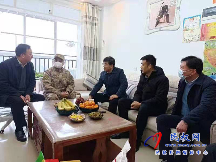 市人大常委會副主任、縣委書記張團(tuán)結(jié)看望慰問立功受獎現(xiàn)役軍人
