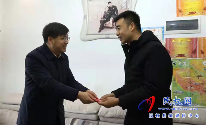 市人大常委會副主任、縣委書記張團(tuán)結(jié)看望慰問立功受獎現(xiàn)役軍人