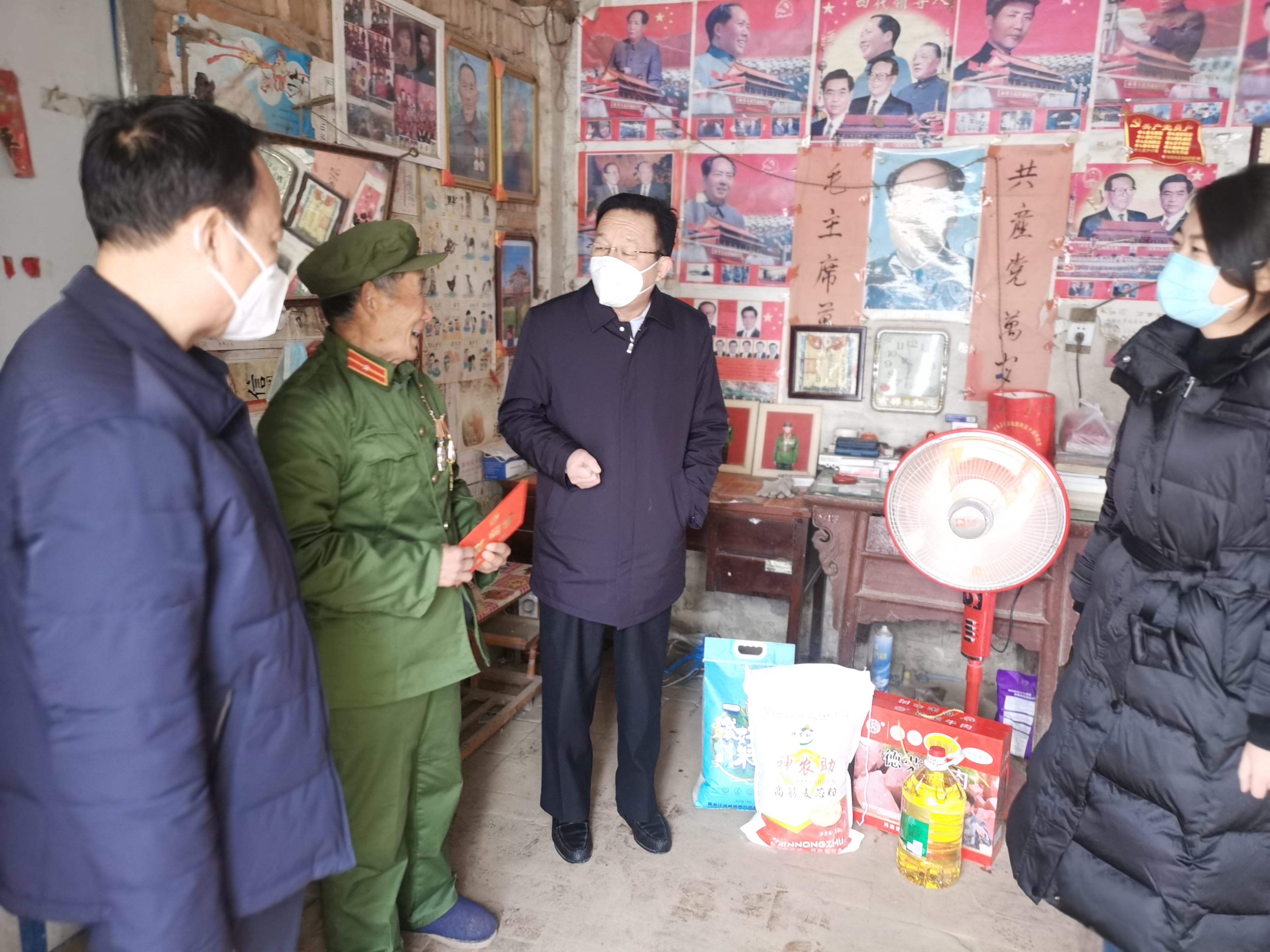 縣領(lǐng)導李國棟、韓德勇到雙塔鎮(zhèn)慰問退伍軍人