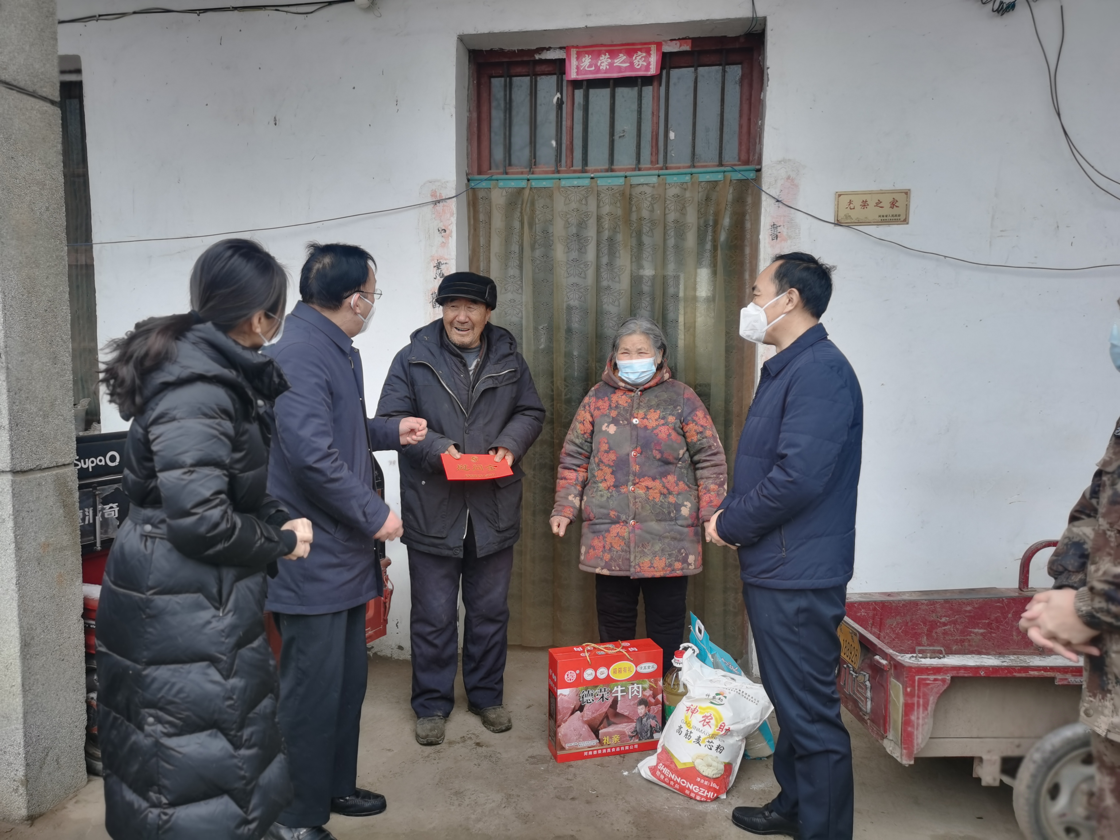縣領(lǐng)導李國棟、韓德勇到雙塔鎮(zhèn)慰問退伍軍人