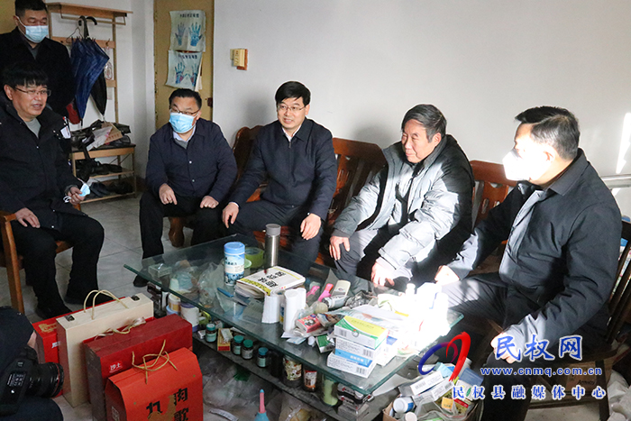 市人大常委會副主任、縣委書記張團結(jié)走訪慰問離退休老干部