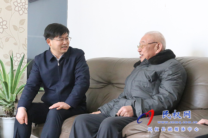 市人大常委會副主任、縣委書記張團結(jié)走訪慰問離退休老干部