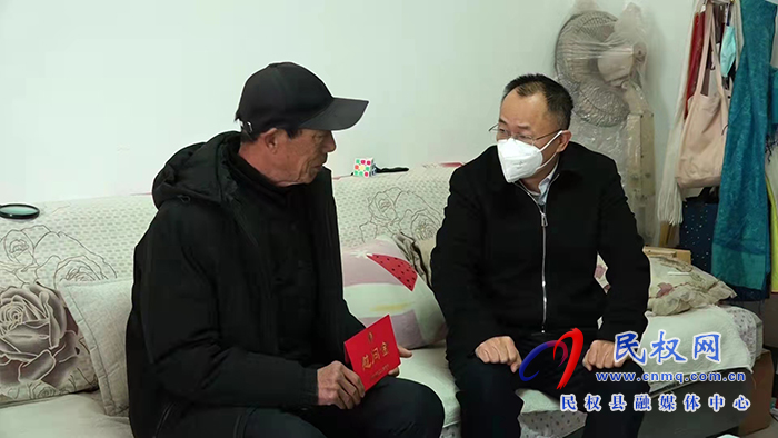 縣政協(xié)主席周明河慰問(wèn)企業(yè)軍轉(zhuǎn)干部、城市居民困難戶、特困下崗職工