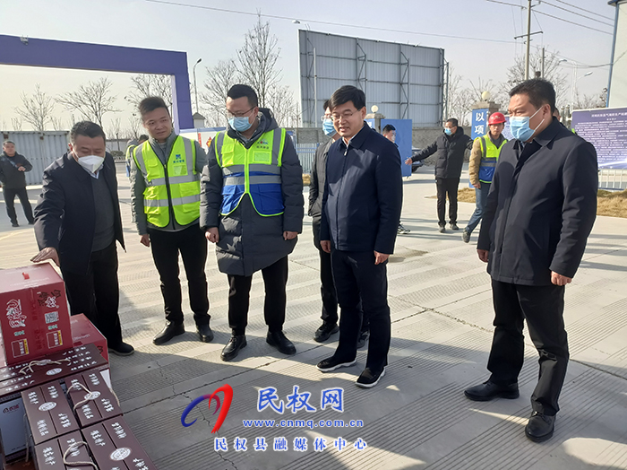 市人大常委會副主任、縣委書記張團結到企業(yè)開展春節(jié)走訪慰問