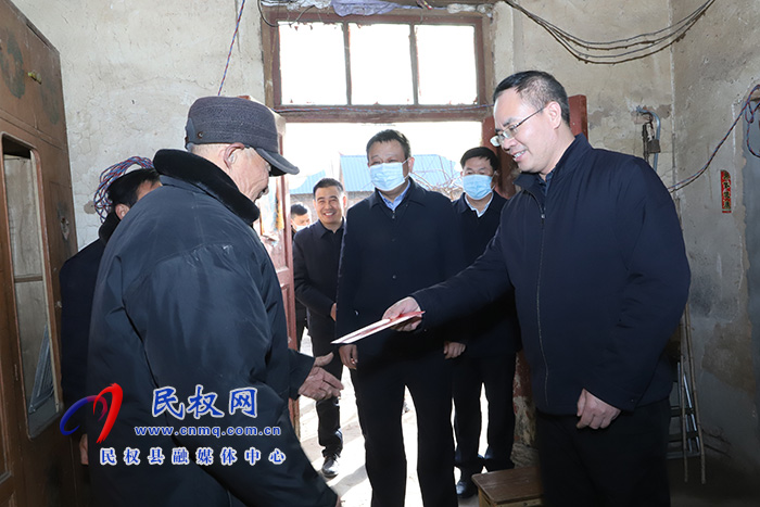 縣委常委、常務(wù)副縣長(zhǎng)王景義看望慰問困難老黨員