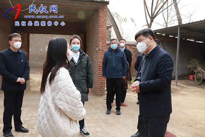 市人大常委會副主任、縣委書記張團結(jié)走訪慰問“春蕾女童”