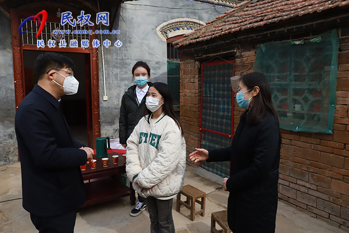 市人大常委會副主任、縣委書記張團結(jié)走訪慰問“春蕾女童”