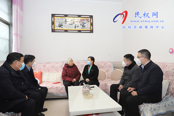 縣委副書(shū)記、縣長(zhǎng)王靜嫻走訪問(wèn)困難群體、退役軍人和軍烈屬