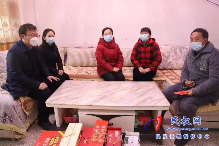 縣委副書記、縣長(zhǎng)王靜嫻慰問(wèn)基層困難老黨員