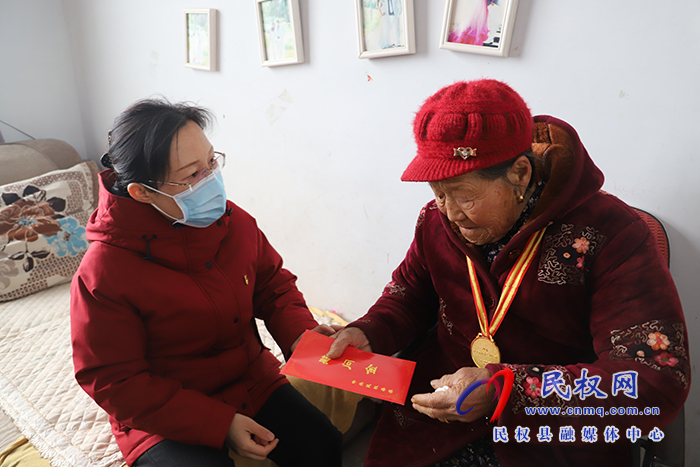 縣委副書記、縣長(zhǎng)王靜嫻慰問(wèn)基層困難老黨員