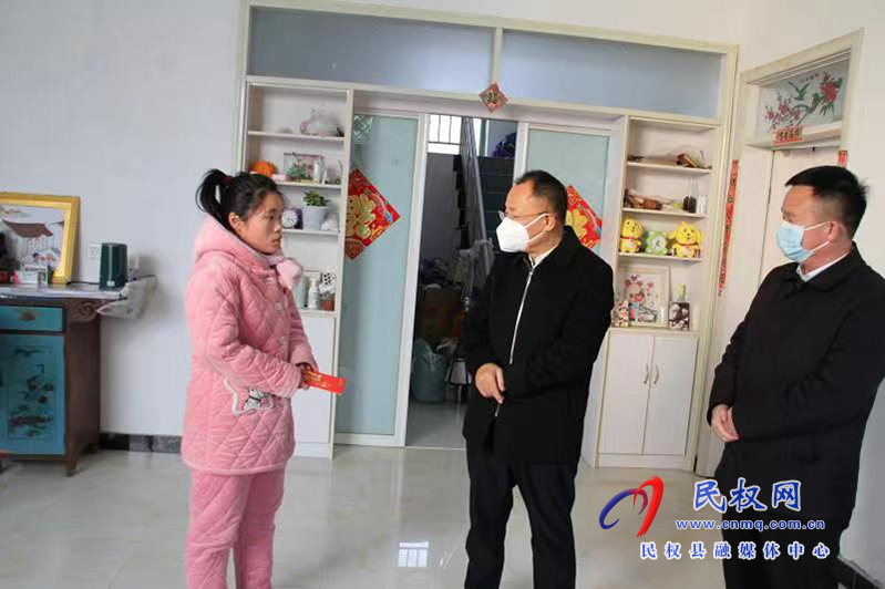 縣政協(xié)主席周明河慰問“春蕾女童”