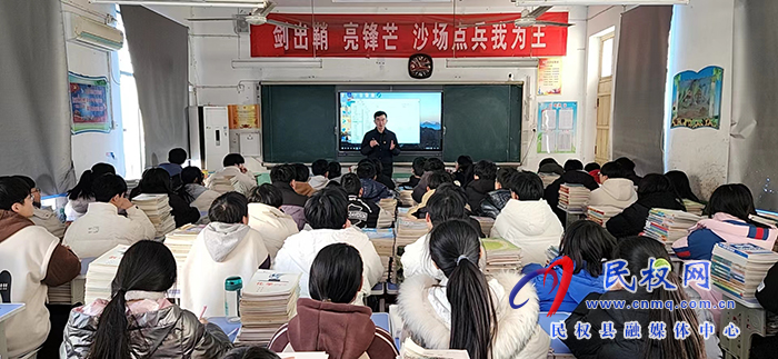 縣領(lǐng)導(dǎo)馬德偉為師生上思政課