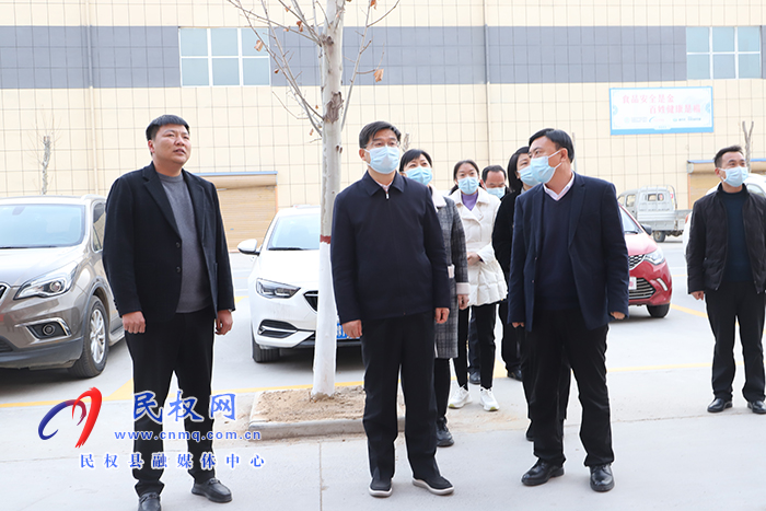 市人大常委會(huì)副主任、縣委書(shū)記張團(tuán)結(jié)調(diào)研食品安全“兩個(gè)責(zé)任”落實(shí)情況
