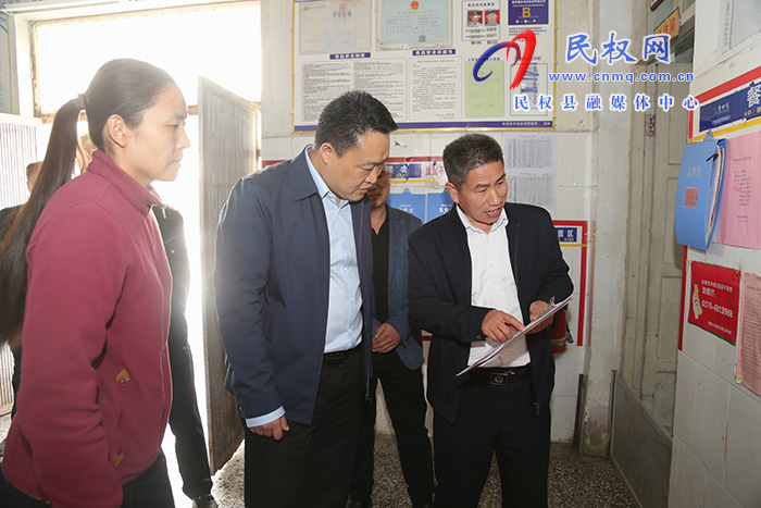 縣委常委、組織部長王義彬督導(dǎo)食品安全“兩個責(zé)任”工作落實(shí)情況