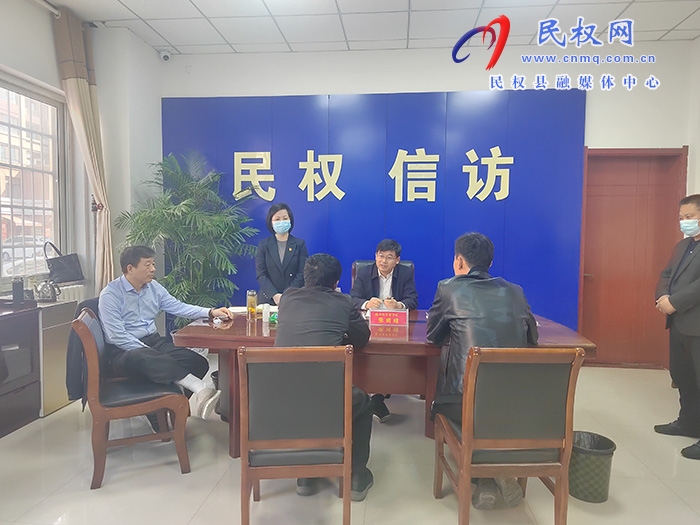 市人大常委會副主任、縣委書記張團結接待來訪群眾