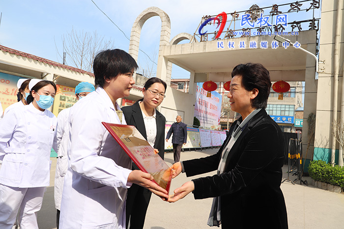 市領(lǐng)導(dǎo)劉春霞到民調(diào)研并開展送獎牌下基層活動