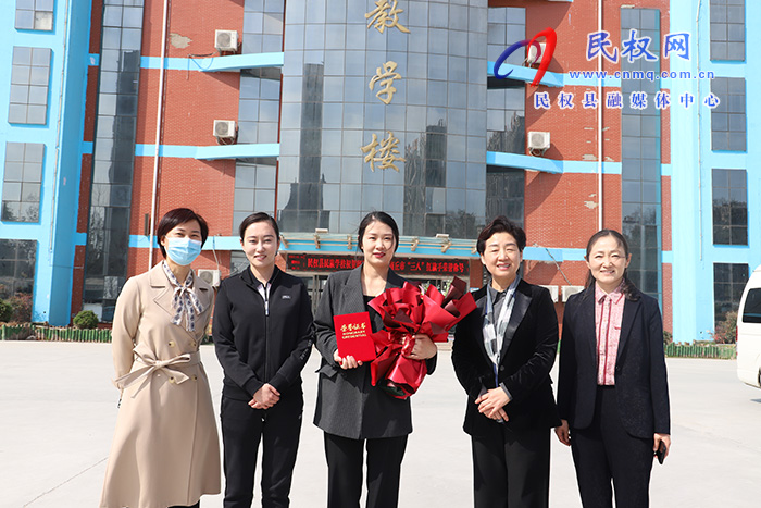 市領(lǐng)導(dǎo)劉春霞到民調(diào)研并開展送獎牌下基層活動