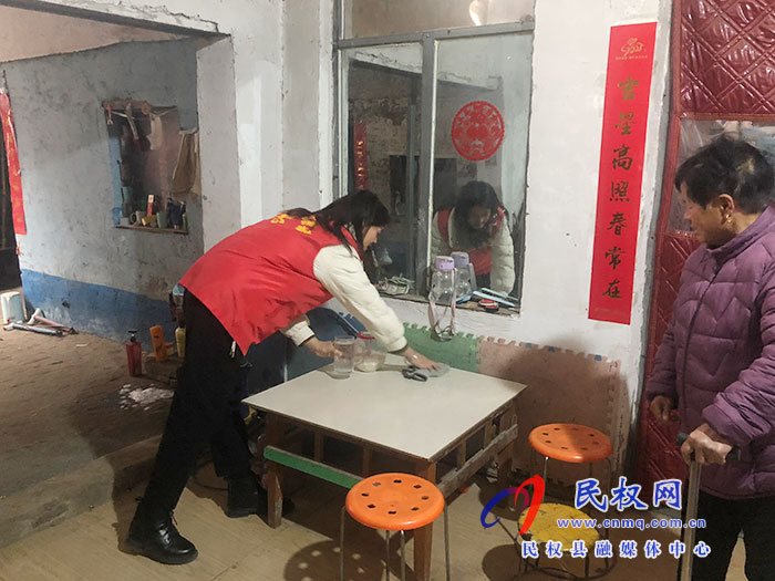 民權(quán)縣水務(wù)公司開展“學(xué)雷鋒 我行動(dòng)” 關(guān)愛殘疾人志愿服務(wù)活動(dòng)