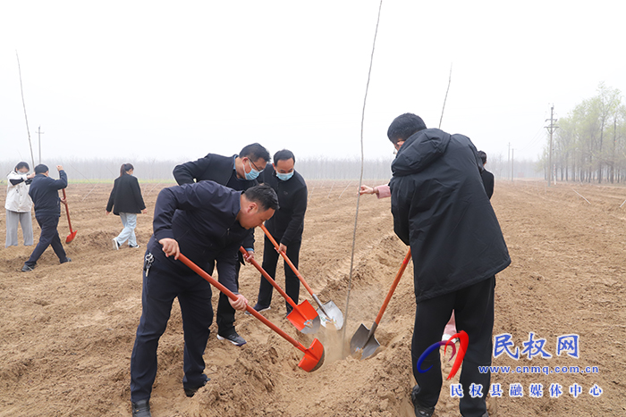 縣四大家領(lǐng)導(dǎo)義務(wù)植樹再添新綠