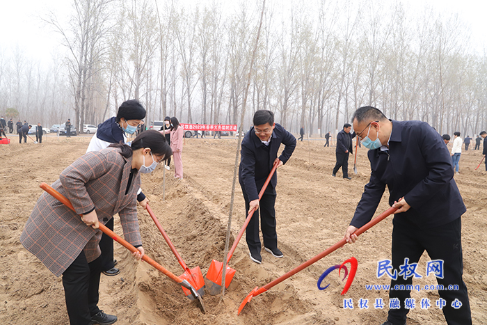 縣四大家領(lǐng)導(dǎo)義務(wù)植樹再添新綠