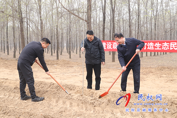 縣四大家領(lǐng)導(dǎo)義務(wù)植樹再添新綠