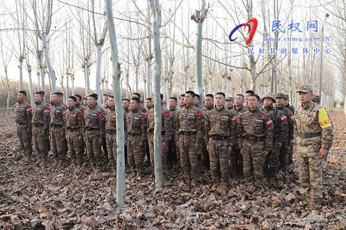 市人大常委會(huì)副主任、縣委書記張團(tuán)結(jié)看望慰問在民駐訓(xùn)武警部隊(duì)官兵