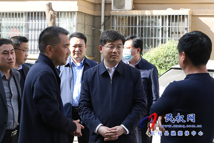 市人大常委會副主任、縣委書記張團結調(diào)研志愿服務工作