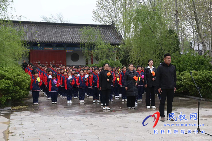 民權(quán)縣老顏集鄉(xiāng)楊樹莊小學(xué)舉行“弘揚傳統(tǒng)文化，追思先賢莊子”文明祭掃活動