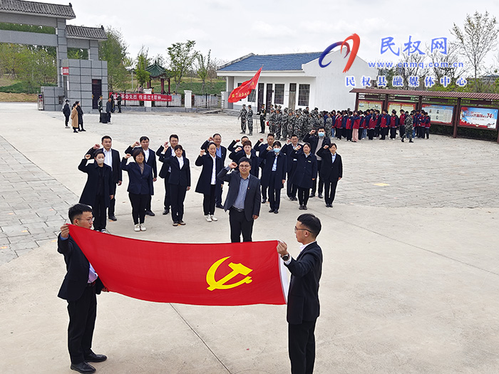 中國郵政儲蓄銀行民權(quán)縣支行支部書記、行長郭峰帶領(lǐng)黨員干部赴烈士陵園開展清明節(jié)祭掃活動