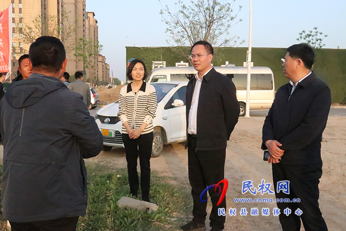 縣委常委、常務(wù)副縣長(zhǎng)王景義現(xiàn)場(chǎng)辦公查看城區(qū)道路建設(shè)情況