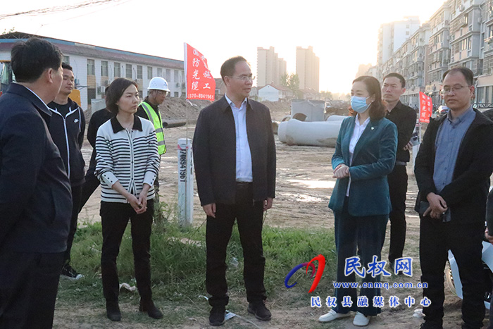 縣委常委、常務(wù)副縣長(zhǎng)王景義現(xiàn)場(chǎng)辦公查看城區(qū)道路建設(shè)情況