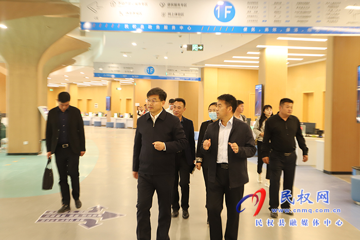 市人大常委會(huì)副主任、縣委書記張團(tuán)結(jié)調(diào)研政務(wù)服務(wù)中心運(yùn)營(yíng)情況