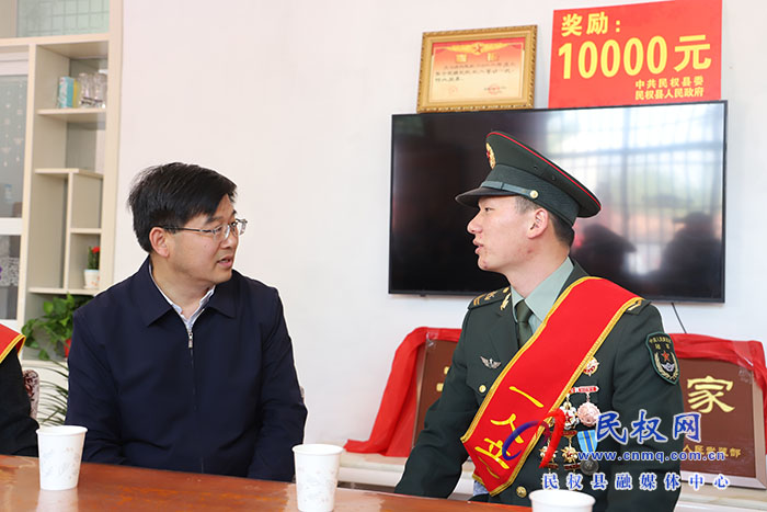 市人大常委會(huì)副主任、縣委書記張團(tuán)結(jié)等縣領(lǐng)導(dǎo)為榮立二等功現(xiàn)役軍人送喜報(bào)
