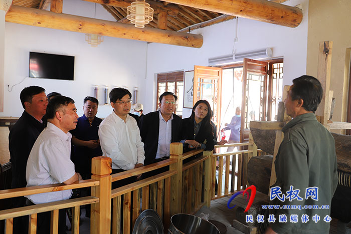 市人大常委會副主任、縣委書記張團(tuán)結(jié)到美食節(jié)現(xiàn)場查看指導(dǎo)工作
