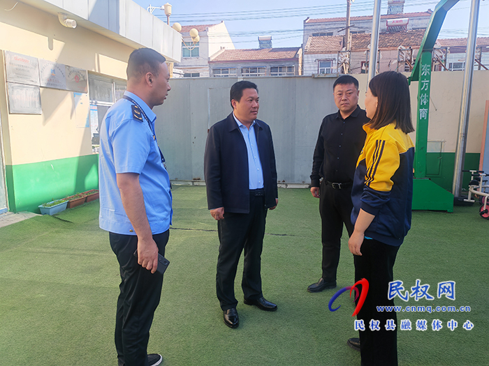 縣委常委、縣委辦公室主任吳杰到野崗鎮(zhèn)督導(dǎo)校園食品安全、違法違規(guī)占用耕地整治工作