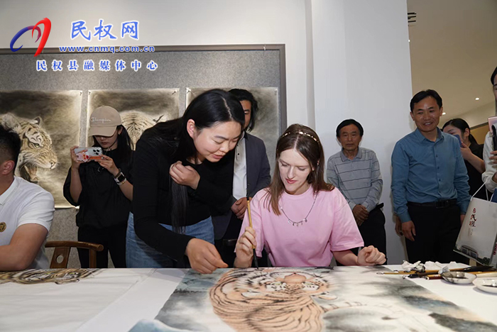 2023“打卡中國(guó)·讀懂中國(guó)式現(xiàn)代化——你好，河南！”網(wǎng)絡(luò)國(guó)際傳播活動(dòng)走進(jìn)“中國(guó)畫(huà)虎第一村” ? ? ?