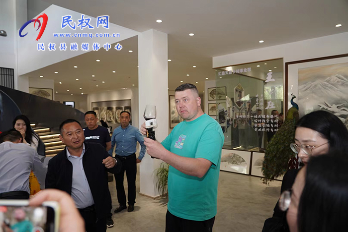2023“打卡中國(guó)·讀懂中國(guó)式現(xiàn)代化——你好，河南！”網(wǎng)絡(luò)國(guó)際傳播活動(dòng)走進(jìn)“中國(guó)畫(huà)虎第一村” ? ? ?