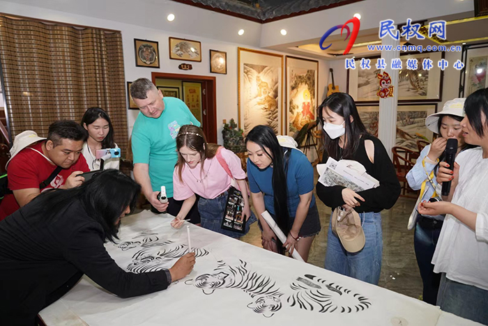 2023“打卡中國(guó)·讀懂中國(guó)式現(xiàn)代化——你好，河南！”網(wǎng)絡(luò)國(guó)際傳播活動(dòng)走進(jìn)“中國(guó)畫(huà)虎第一村” ? ? ?